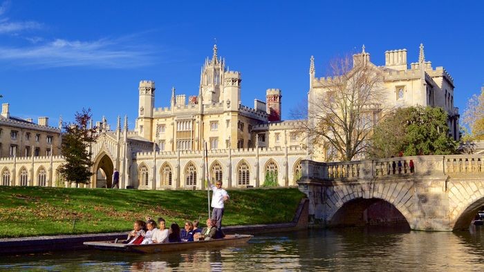Tham quan thành phố Cambridge bằng thuyền trên sông.- địa điểm du lịch Anh