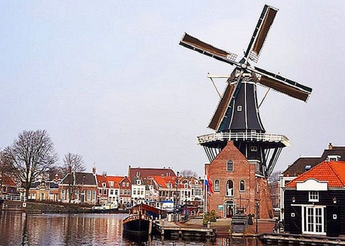 Cối xay gió Molen De Adriaan nổi tiếng.- địa điểm du lịch Hà Lan