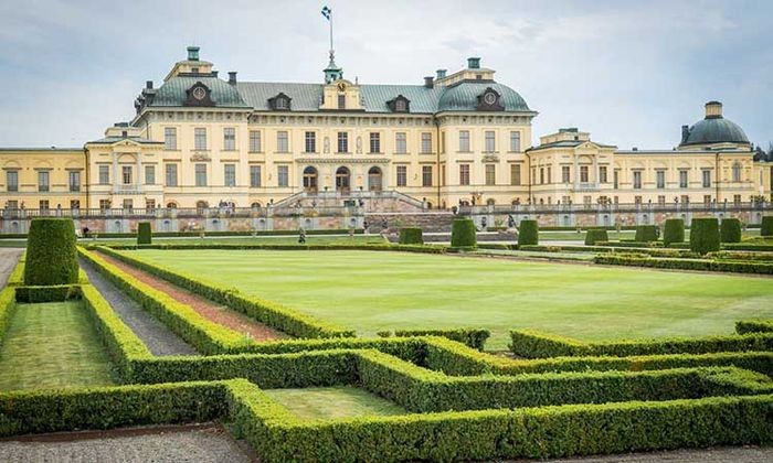Khuôn viên hoàng gia Drottningholm nhìn từ ngoài vào. - Cảnh đẹp ở Thụy Điển