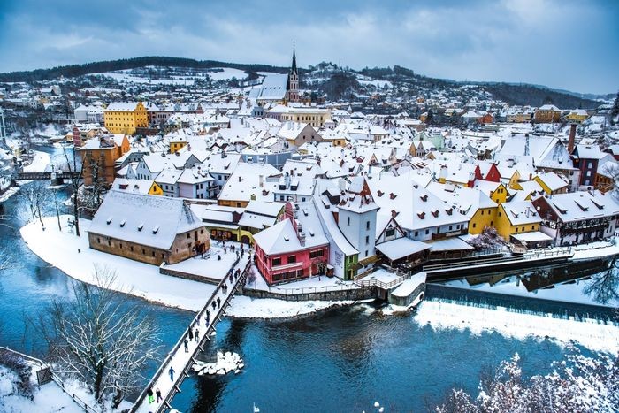 Thành phố uốn lượn đầy tuyết trắng châu Âu tháng 1.  - du lịch châu âu tháng 1