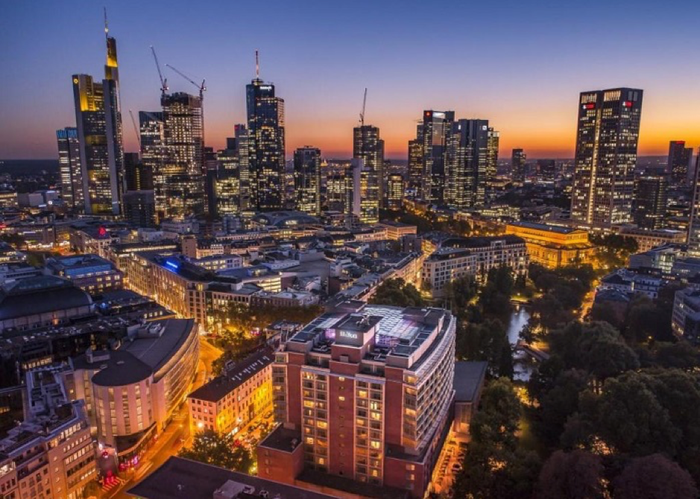 Frankfurt là thành phố mang âm hưởng kết hợp giữa kiến trúc hiện đại và cổ điển -Du lịch châu Âu tháng 4