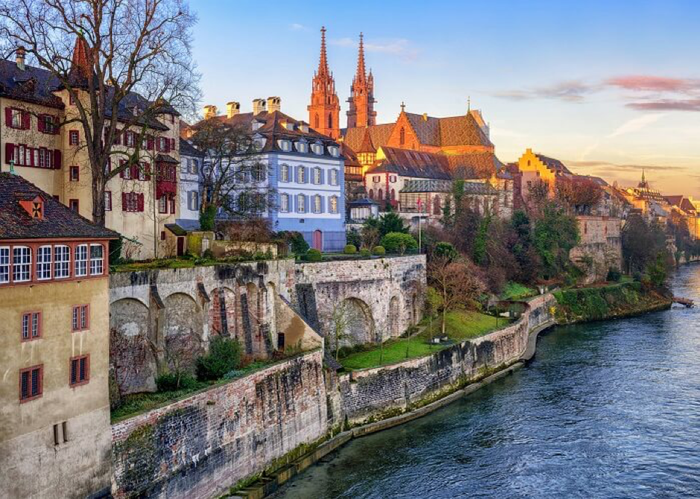 Những ngôi nhà với phong cách kiến trúc cổ điển bên dòng sông Basel - Du lịch châu Âu tháng 6