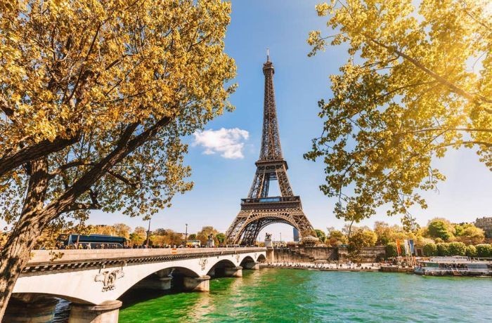 Tháp Eiffel - Biểu tượng của nước Pháp mà khách du lịch rất yêu thích -du lịch châu Âu tháng 10