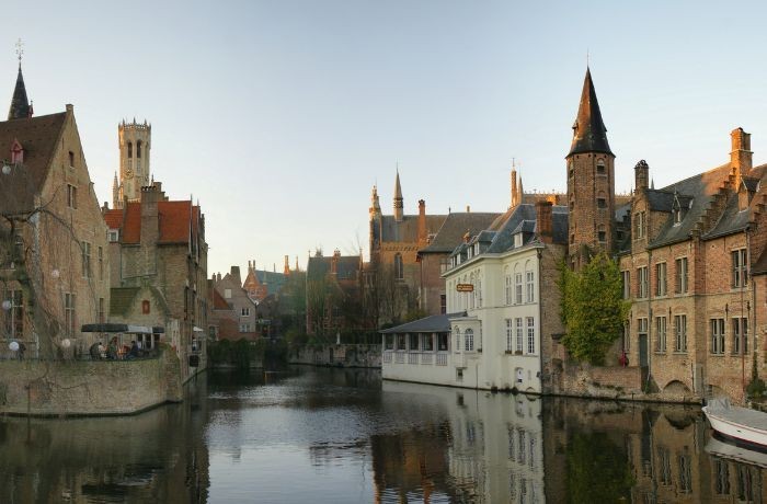 Hình ảnh những tòa nhà in hình dưới mặt nước mang vẻ đẹp bình dị - du lịch châu Âu tháng 10
