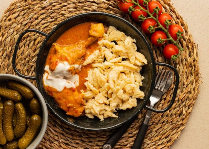 Món ăn ngon tại Hungary Gà sốt Paprika