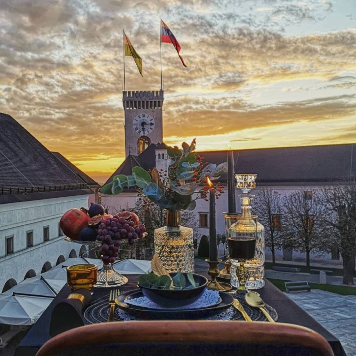 du lịch thủ đô Ljubljana Slovenia thưởng thức bữa ăn trong lâu đài