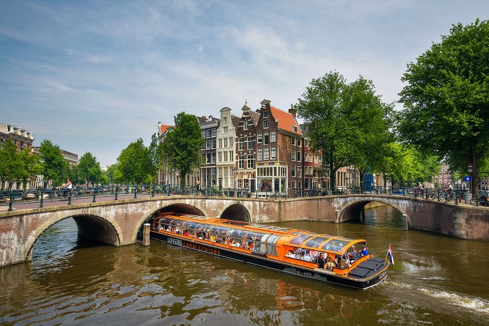 Lịch trình du lịch Amsterdam 1 ngày - Thực hiện một chuyến du ngoạn trên kênh