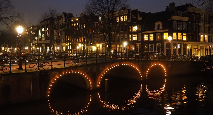 Lịch trình du lịch Amsterdam 1 ngày - Đi dạo buổi tối dọc theo các kênh đào