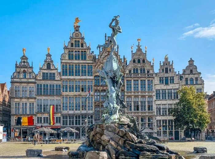 Quảng trường Grote Markt và Đài tưởng niệm Brabo là một trong những điểm đến hấp dẫn nhất mà bạn không thể bỏ qua khi du lịch Antwerp Bỉ