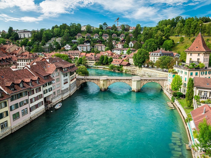Chèo thuyền trên sông Aare là một trong những trải nghiệm không thể bỏ lỡ khi du lịch Bern