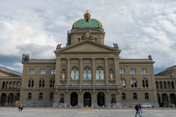 Tham quan Tòa nhà Quốc hội là một trong những trải nghiệm không thể bỏ lỡ khi du lịch Bern