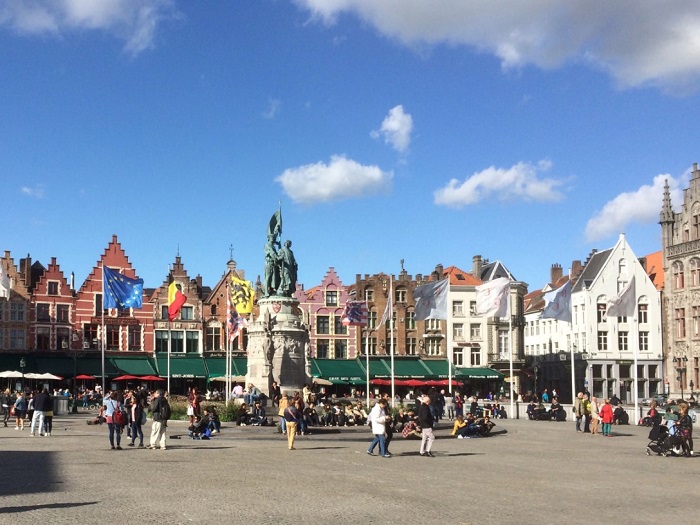 Chiêm ngưỡng quảng trường Grote Markt là một trong những trải nghiệm hấp dẫn không thể bỏ lỡ khi du lịch Bruges