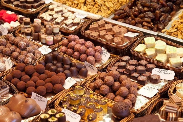 Thưởng thức sô cô la là một trong những trải nghiệm hấp dẫn không thể bỏ lỡ khi du lịch Bruges