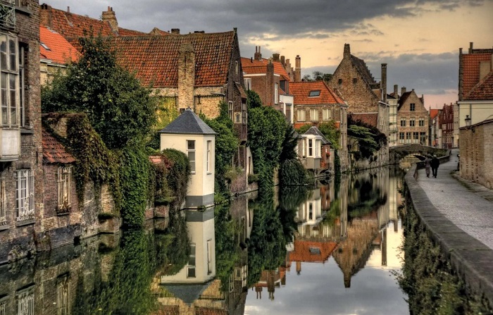 Đi tham quan kênh đào là một trong những trải nghiệm hấp dẫn không thể bỏ lỡ khi du lịch Bruges