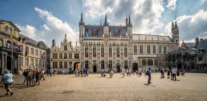 Tham quan quảng trường Burg là một trong những trải nghiệm hấp dẫn không thể bỏ lỡ khi du lịch Bruges