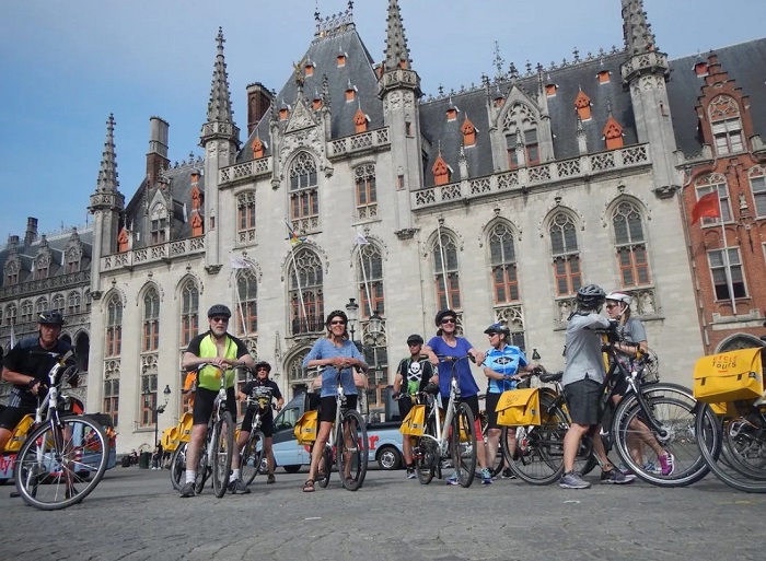 Tham quan thành phố bằng xe đạp là một trong những trải nghiệm hấp dẫn không thể bỏ lỡ khi du lịch Bruges