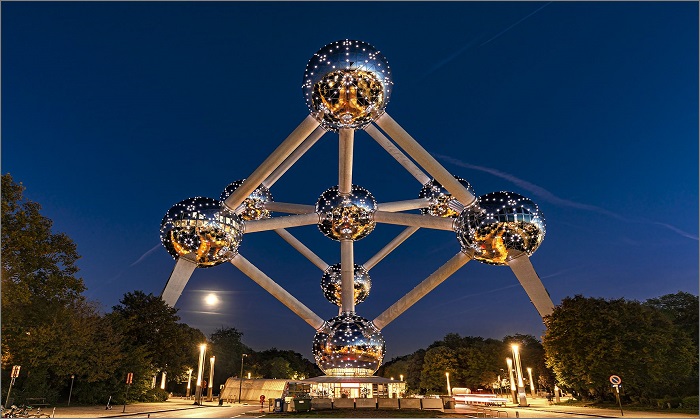 Atomium là một trong những điểm đến không thể bỏ qua khi du lịch Brussels Bỉ