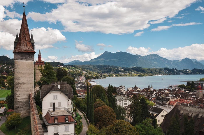 Đến Musegg Wall để ngắm nhìn toàn cảnh Lucerne từ trên cao là trải nghiệm ấn tượng nhất định phải thử khi đi du lịch Lucerne