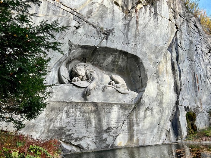 Cảm nhận nỗi buồn của Tượng đài Sư tử Lucerne là trải nghiệm ấn tượng nhất định phải thử khi đi du lịch Lucerne