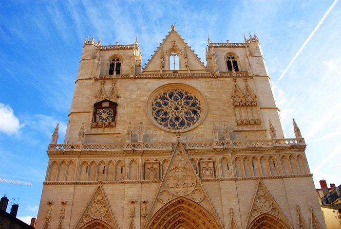 Nhà thờ St.Jean là một trong những địa điểm nổi tiếng mà bạn không thể bỏ qua khi đến du lịch Lyon pháp