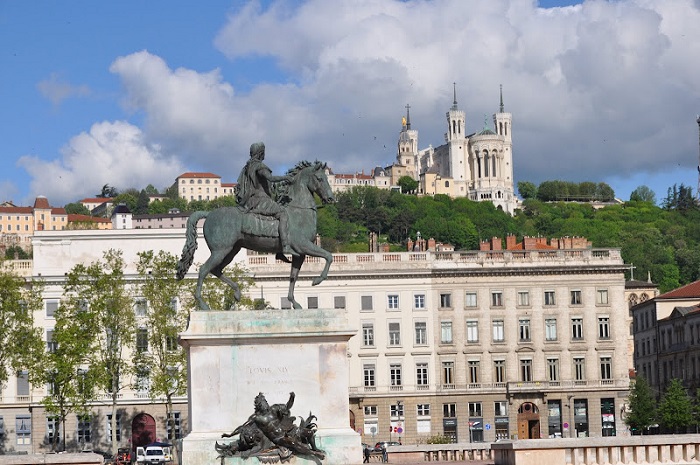 Quảng trường Bellecour là một trong những địa điểm nổi tiếng mà bạn không thể bỏ qua khi đến du lịch Lyon pháp