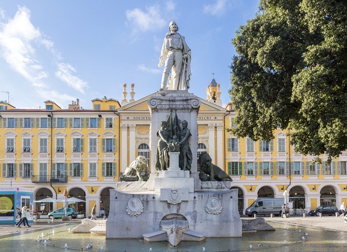 Quảng trường Garibaldi là một trong những địa điểm tuyệt vời mà bạn không thể bỏ qua khi du lịch Nice Pháp