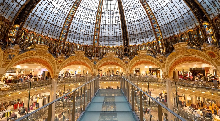 Trung tâm thương mại Galeries Lafayette là một trong những địa điểm du lịch Paris nổi tiếng