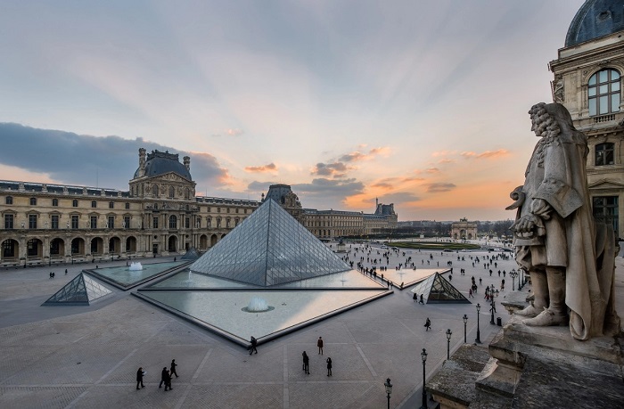 Bảo tàng Louvre là một trong những địa điểm du lịch Paris nổi tiếng