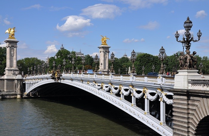Cầu Alexandre III là một trong những địa điểm du lịch Paris nổi tiếng