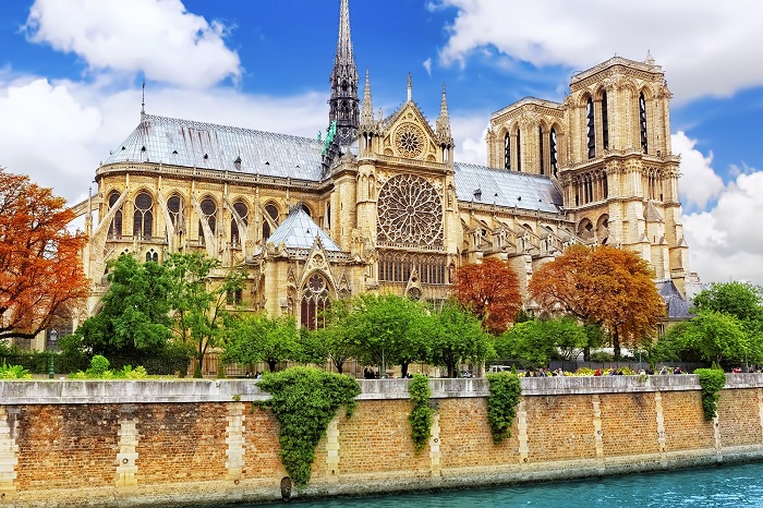 Nhà thờ Đức Bà là một trong những địa điểm du lịch Paris nổi tiếng