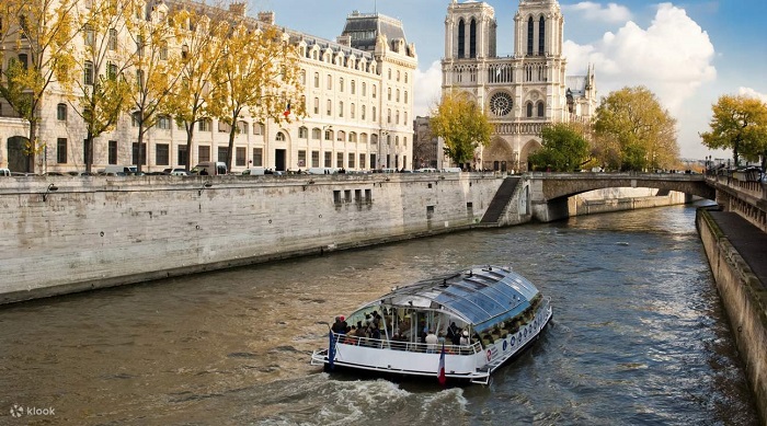 Sông Seine là một trong những địa điểm du lịch Paris nổi tiếng