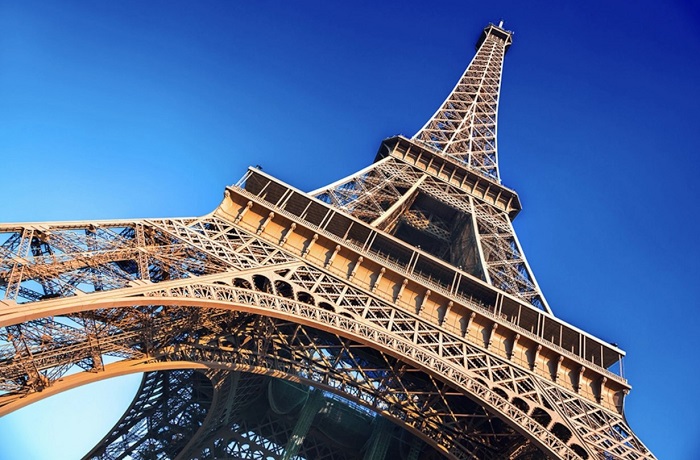 Tháp Eiffel là một trong những địa điểm du lịch Paris nổi tiếng