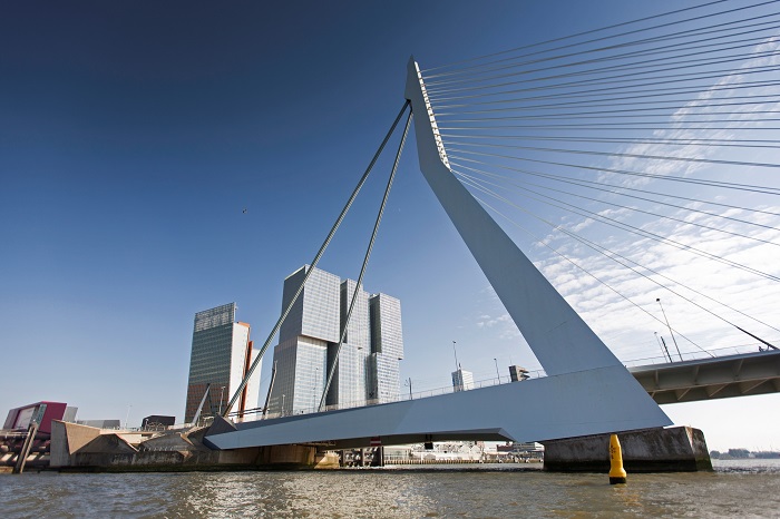 Cầu Erasmusbrug là một trong những điểm đến nổi tiếng mà bạn không thể bỏ qua khi du lịch Rotterdam Hà Lan