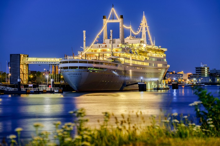 Con tàu SS Rotterdam là một trong những điểm đến nổi tiếng mà bạn không thể bỏ qua khi du lịch Rotterdam Hà Lan