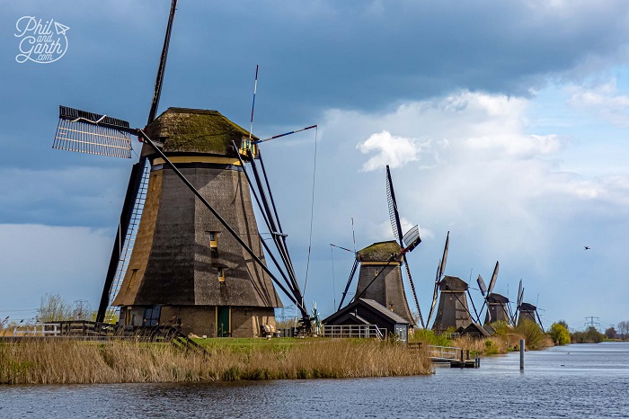 Cối xay gió ở làng Kinderdijk là một trong những điểm đến nổi tiếng mà bạn không thể bỏ qua khi du lịch Rotterdam Hà Lan