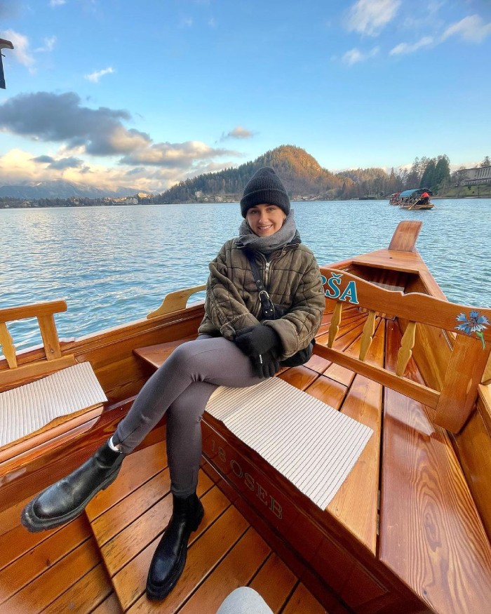 ngắm cảnh hồ Bled Slovenia trên thuyền