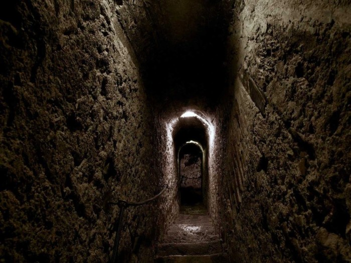 căn hầm dẫn ra sân sau của lâu đài Bran Romania