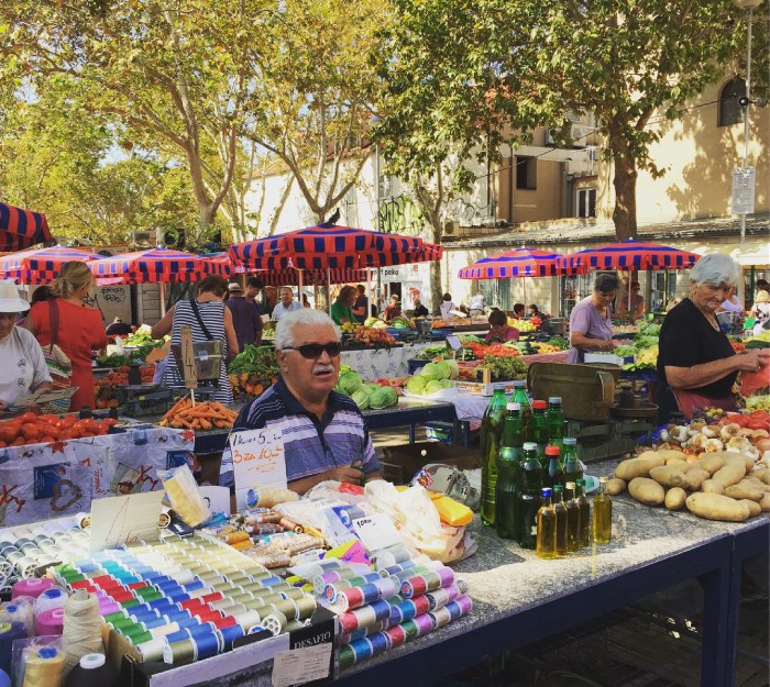 thành phố cổ Split Croatia tại chợ hoa quả