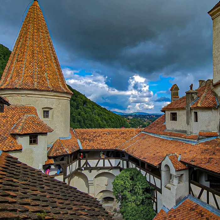 lâu đài Bran Romania thu hút đông đảo khách du lịch