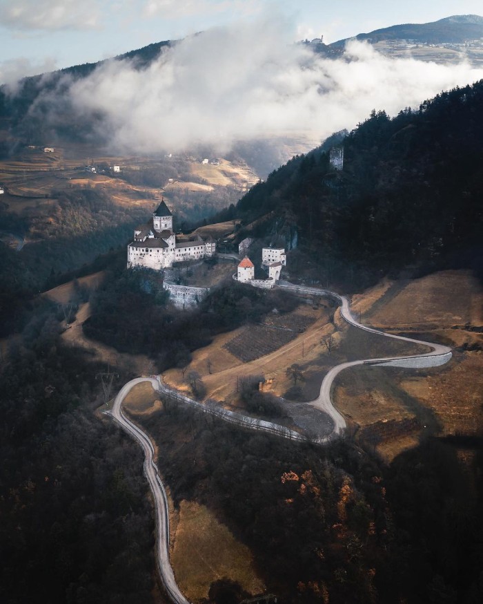 lâu đài Bran Romania được xây từ thế kỷ 13