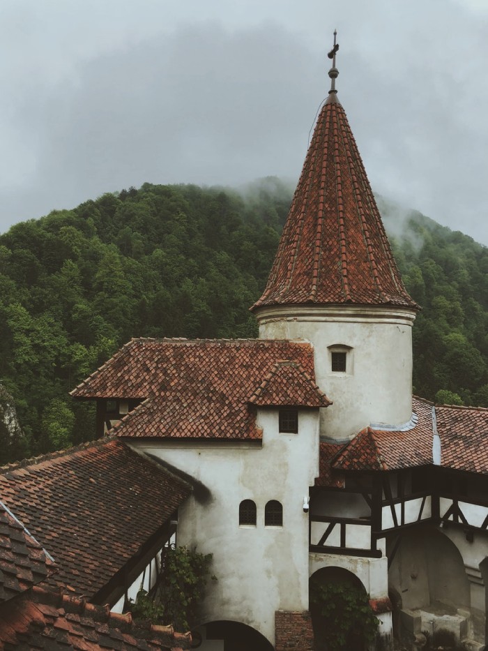 lâu đài Bran Romania đặc trưng với mái ngói đỏ