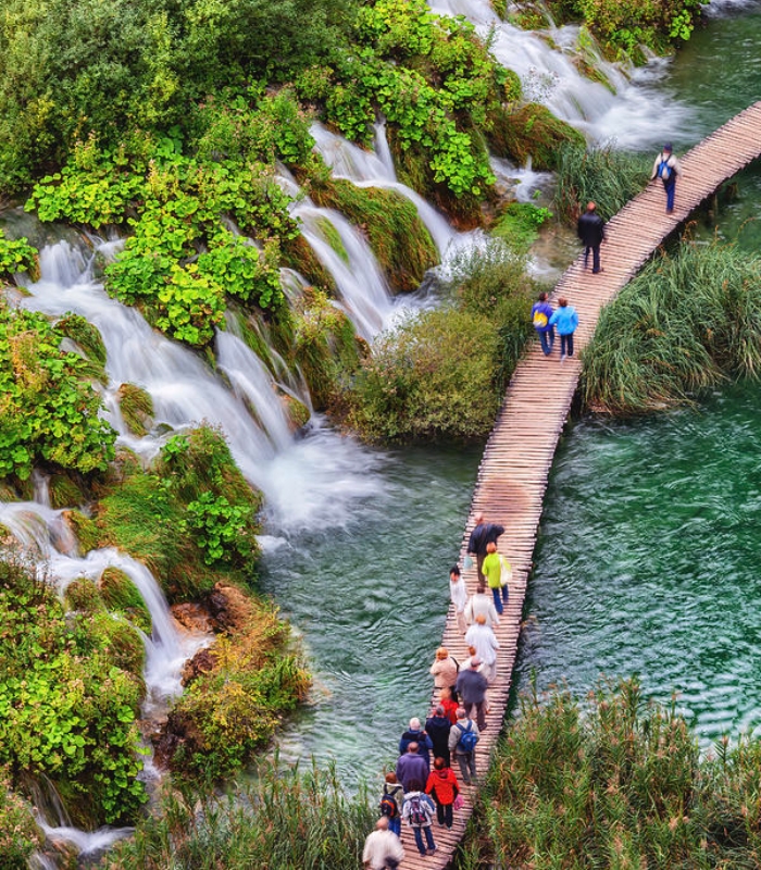 Du lịch công viên quốc gia hồ Plitvice Croatia - Các cây cầu sẽ được bắt ngang hồ Plitvice cho du khách có thể đi lại thăm quan