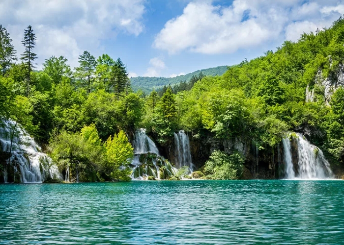 Nước hồ tại  khu du lịch công viên quốc gia hồ Plitvice Croatia màu xanh trông rất đẹp mắ