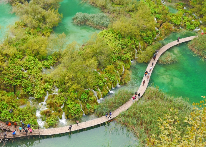 Du lịch công viên quốc gia hồ Plitvice Croatia - Du khách có thể đi bộ thăm quan ngắm cảnh hồ Plitvice