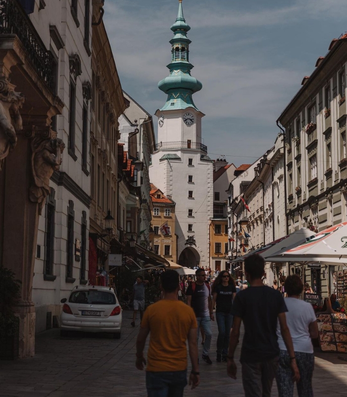 Khi đến thủ đô Bratislava Slovakia bạn có thể đi bộ để đi dạo khắp thành phố