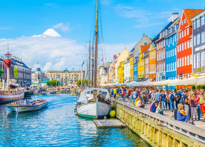 Du lịch Bắc Âu - Bạn có thể đi thuyền để ngắm cảnh toàn thành phố
