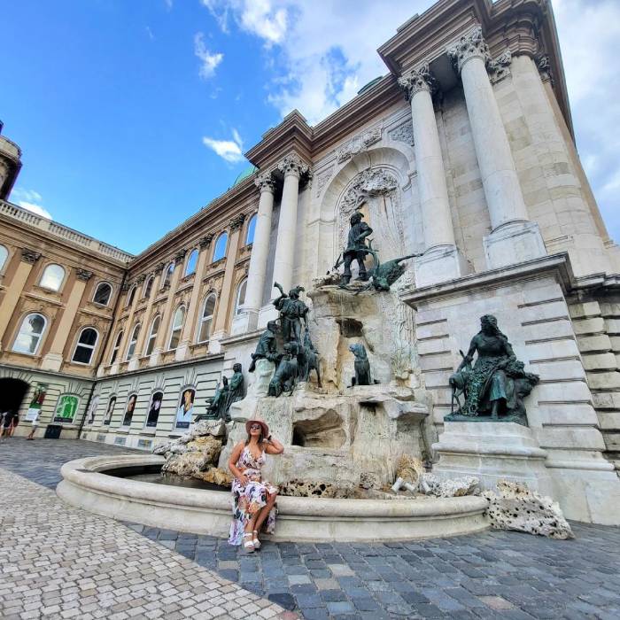 Hệ thống tượng đá nghệ thuật tại lâu đài Hoàng gia Buda Hungary thu hút khách du lịch