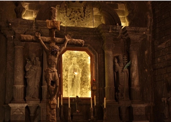 Mỏ muối Wieliczka - Các bức tượng trong nhà nguyện được  chạm khắc một cách tinh xảo