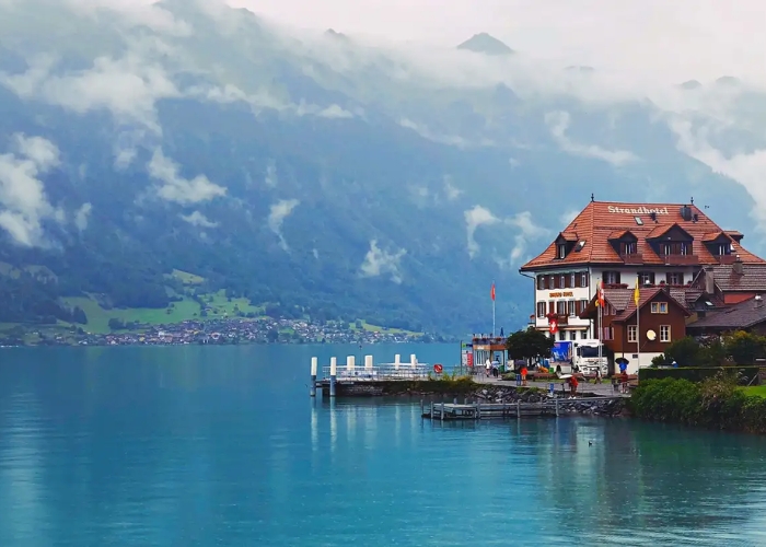 Tour du lịch thụy sĩ bao nhiều tiền - Interlaken là một thị trấn nhỏ nằm ở miền trung Thụy Sĩ