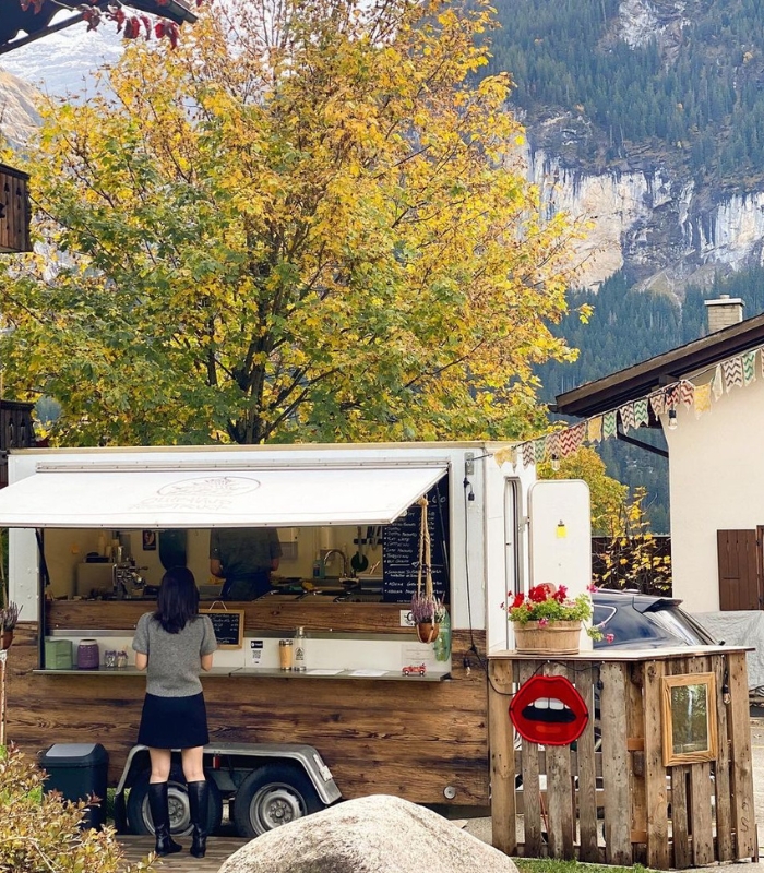 Tour du lịch thụy sĩ bao nhiều tiền - Cửa hàng cà phê tại đường phố Thụy Sĩ